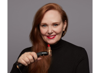 Pammy holding the HAPTA lipstick applicator