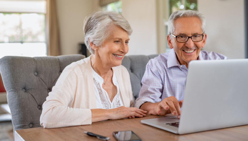 Older couple using a laptop to write their will online for free